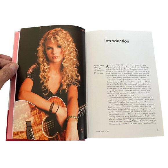 TAYLOR SWIFT COFFEE TABLE BOOK FOR SWIFTY FANS GIRLS GIFT NEW CHRISTMAS - Picture 3 of 6
